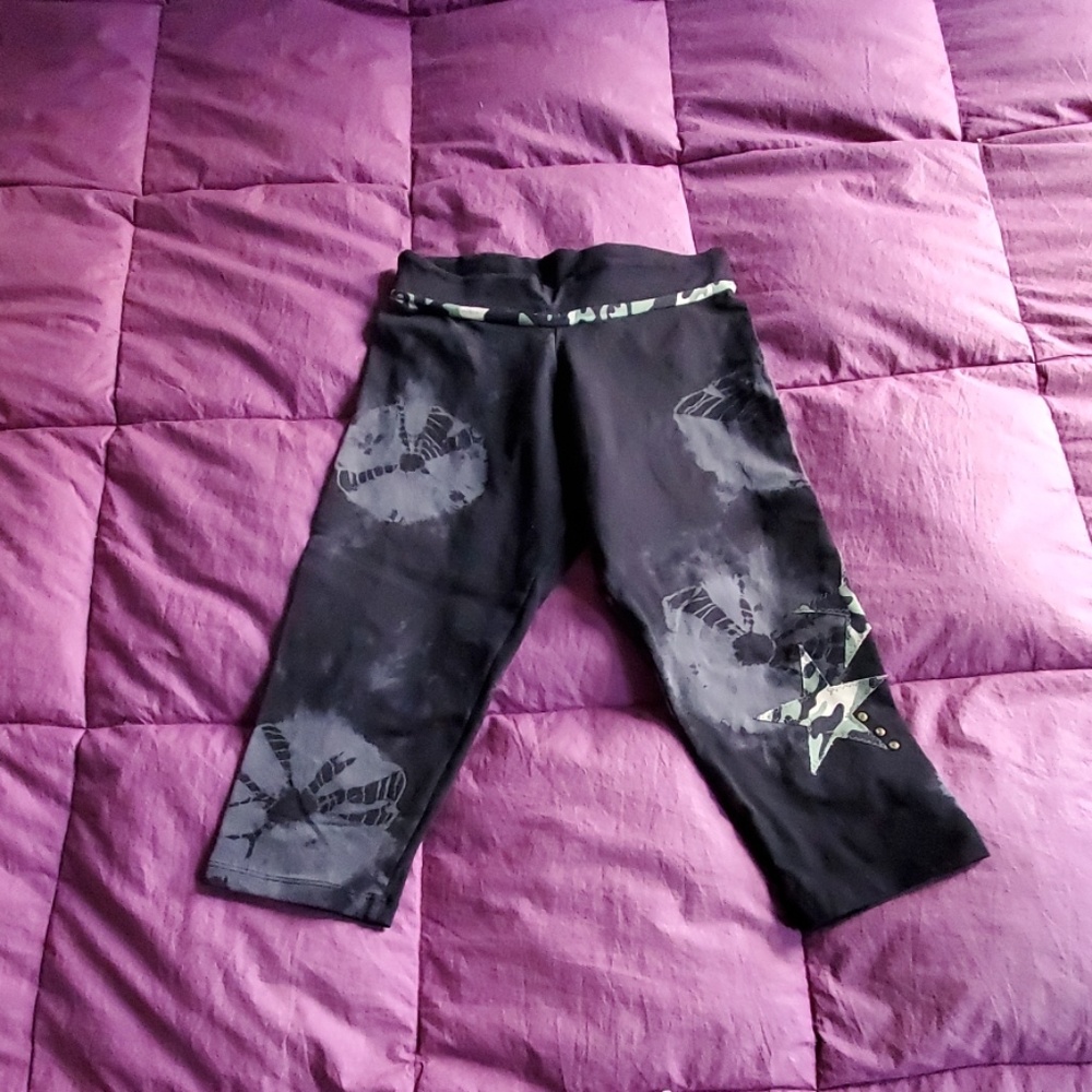 Margarita batik capri leggings w green camo star appliqués & rhinestones Size M